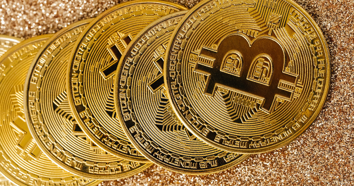 Varias monedas físicas con la forma de Bitcoin