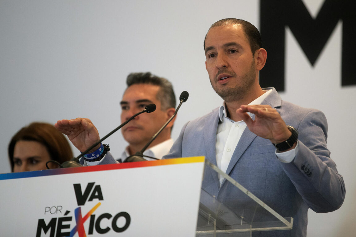 Marko Cortés en una conferencia de prensa de“Va por México”