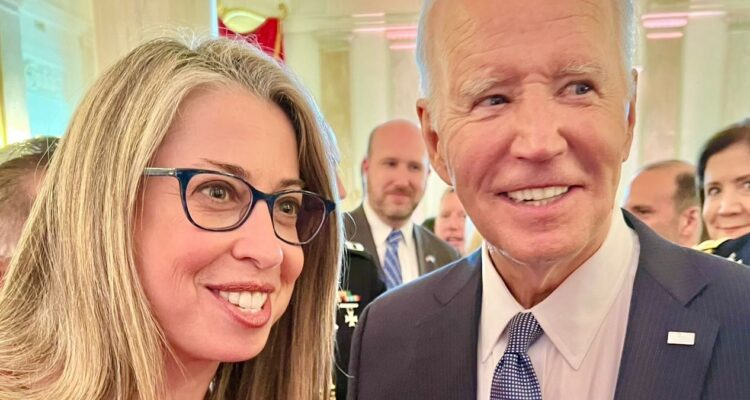 Bernadette Meehan y Joe Biden