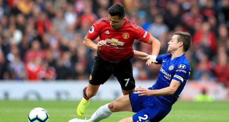 Alexis Sánchez jugando por el Manchester United.