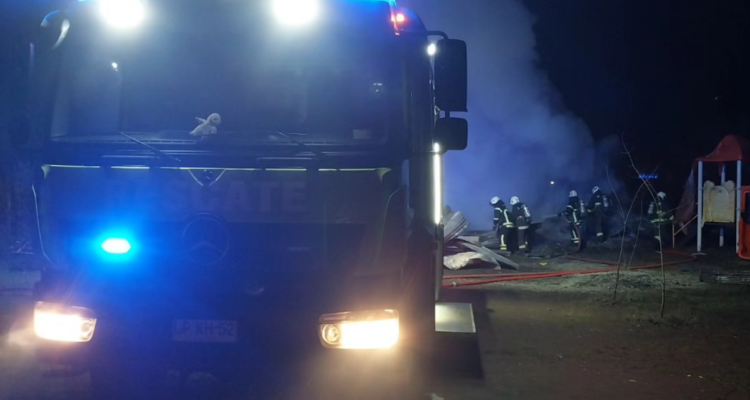 Incendio destruye por completo la Escuela Bollilco en Victoria: vecinos aseguran que fue intencional