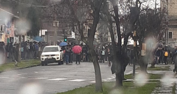 Evacúan a estudiantes del Instituto Comercial de Osorno por aviso de bomba