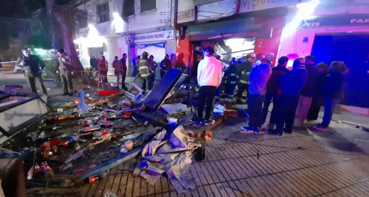 Dos personas heridas de gravedad deja explosión de gas en local de comida en Conchalí