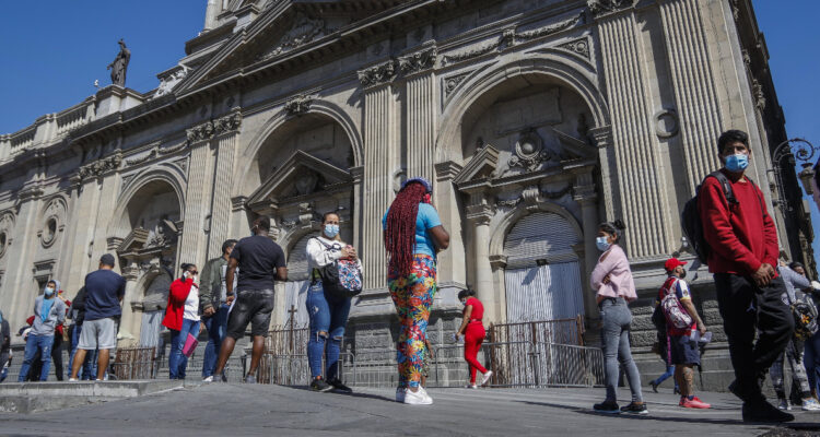 INE reporta aumento de desempleo entre extranjeros que residen en Chile y alta informalidad laboral