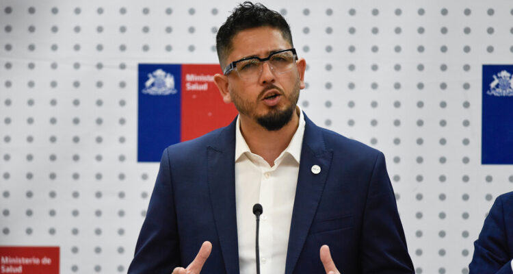 Diputados oficialistas piden renuncia de subsecretario de redes Asistenciales ante crisis hospitalaria
