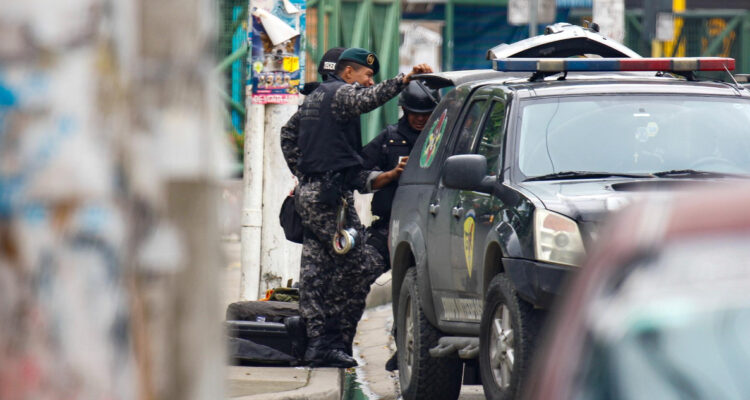 Asesinan a un fiscal en Ecuador en plena calle mientras se movilizaba en su vehículo