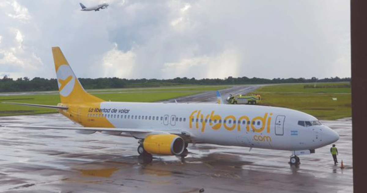 Una aerolínea argentina suspende vuelos ante falta de dólares y alude a restricciones del gobierno