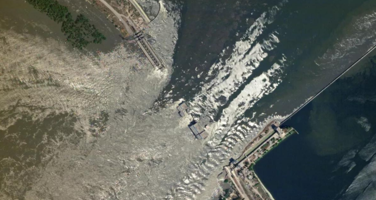 El agua derramándose sobre la represa Kajovka el 6 de junio de 2023