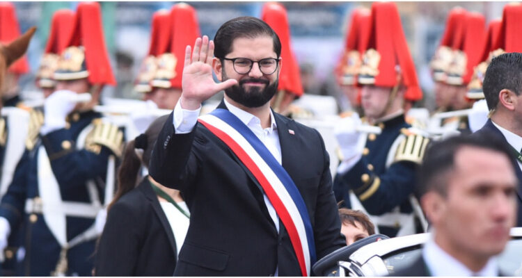 Gabriel Boric llegando al Congreso sin Corbata.