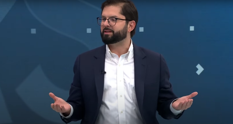 El presidente Gabriel Boric hablando sobre el proceso constituyente con CHV.