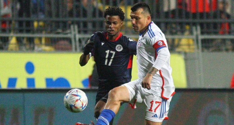 Gary Medel jugando ante República Dominicana.