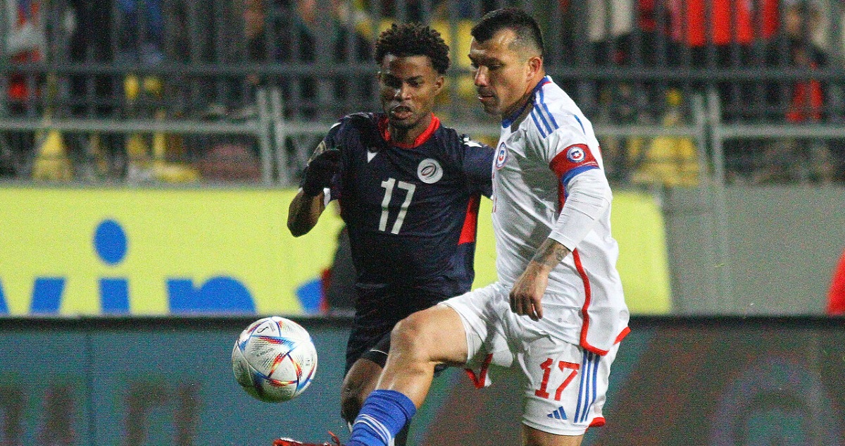 Gary Medel jugando ante República Dominicana.
