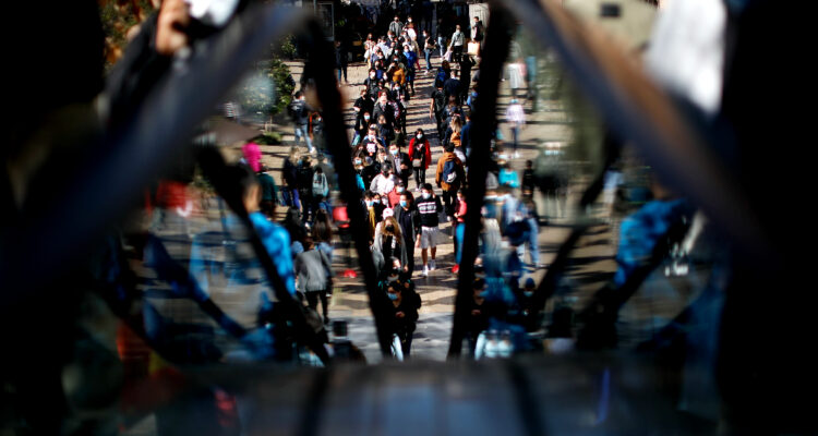 Qué edad tienen, cuánto deben y a quién: Este es el panorama de los chilenos con deudas impagas