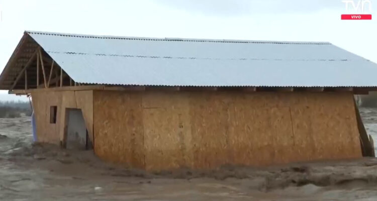 La casa en donde el gato se muestra momentos antes de caer al río, mostrado por TVN.