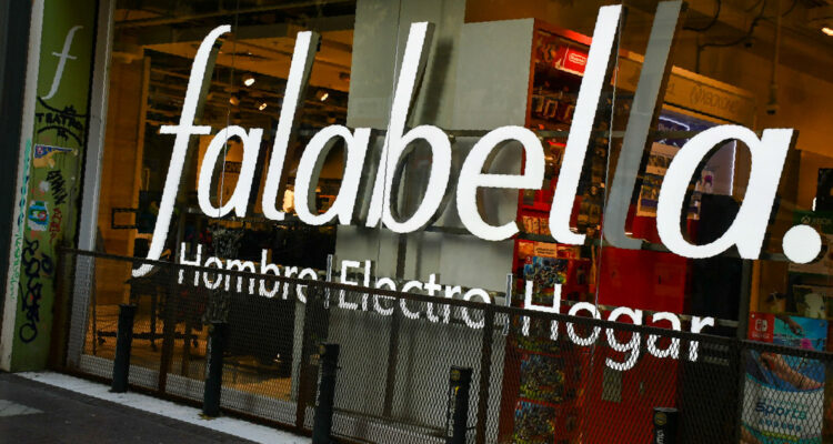 Logo de Falabella en unas vitrinas de la empresa