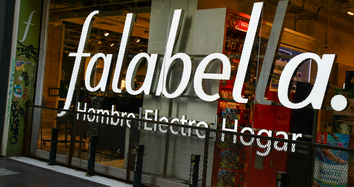 Logo de Falabella en unas vitrinas de la empresa