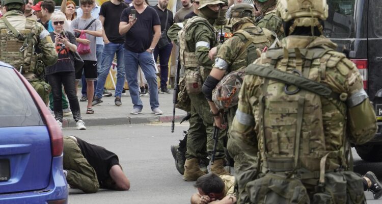Wagner Group detienen a algunos civiles mientras bloquean una calle en el centro de Rostov-on-Don