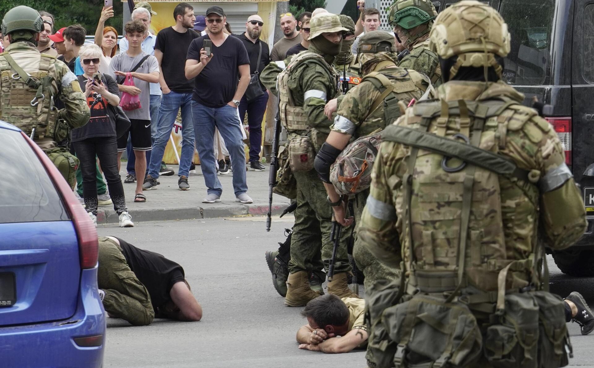 Wagner Group detienen a algunos civiles mientras bloquean una calle en el centro de Rostov-on-Don