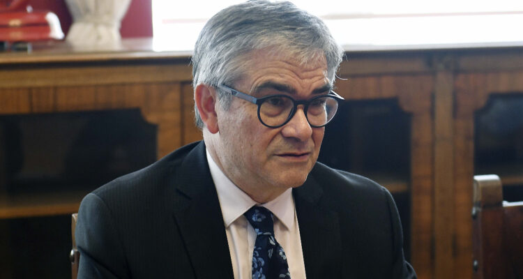 Primer plano del ministro de Hacienda, Mario Marcel, en conversaciones por una nueva reforma tributaria