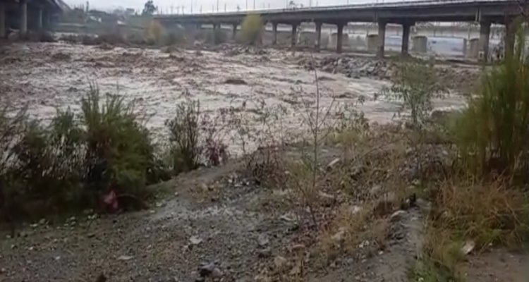 Hallan cadáver en canal de Buin estaba atado de pies y manos