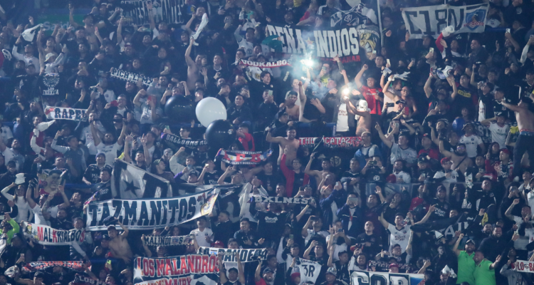 Conmebol abre expediente contra hinchas de Colo Colo.