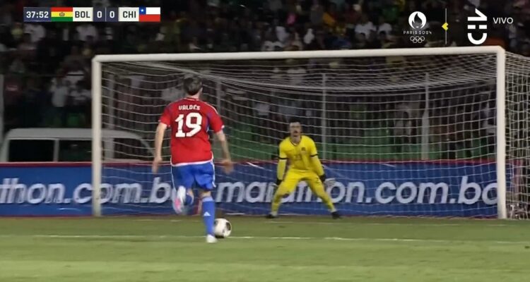 Diego Valdés desperdició la opción más clara de Chile ante Bolivia.