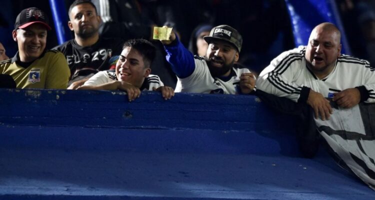 Muestran y rompen billetes argentinos: hinchas albos se burlan de fanáticos de Boca en plena Bombonera
