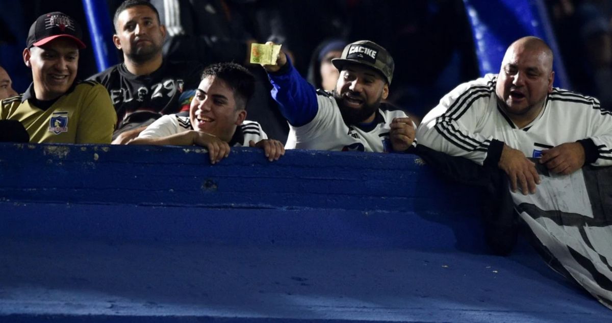 Muestran y rompen billetes argentinos: hinchas albos se burlan de fanáticos de Boca en plena Bombonera