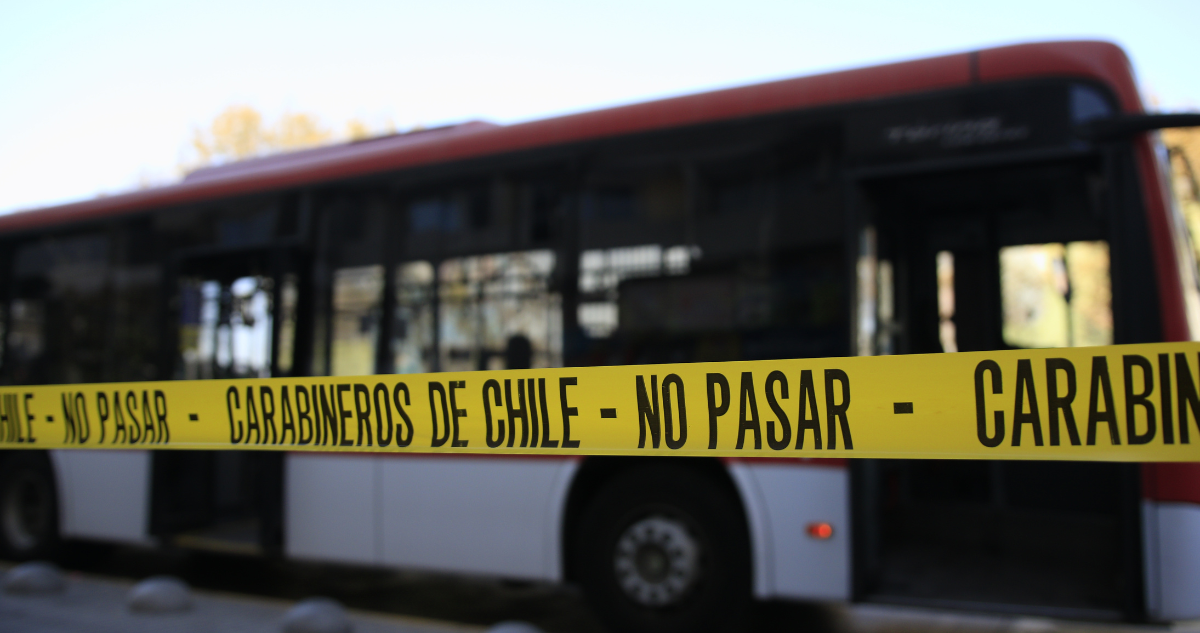 hombre se escondió debajo de bus RED
