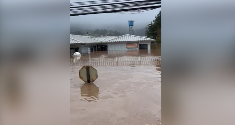 Hospital de Licantén se inundó: desborde de río Mataquito afecta a gran parte de la comuna