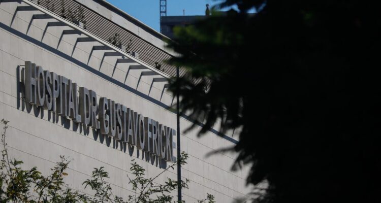 Niño de un año fue trasladado grave por meningitis desde hospital de Viña del Mar a Clínica Reñaca