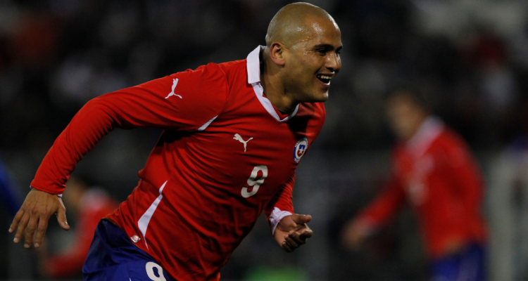 Humberto Suazo frena toda ilusión de verlo vestir la camiseta de La Roja.