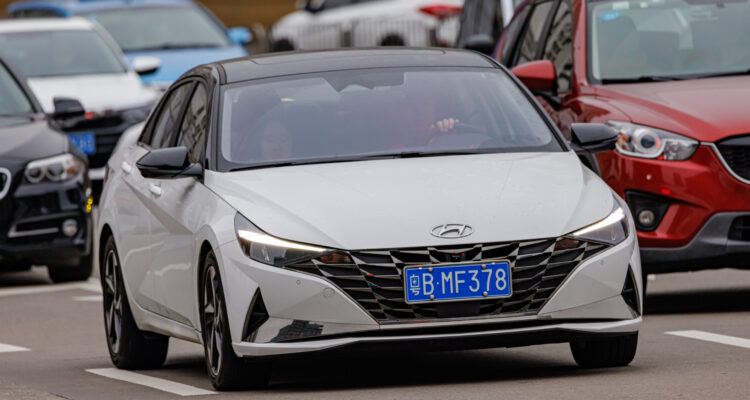 Modelo blanco de Hyundai Elantra