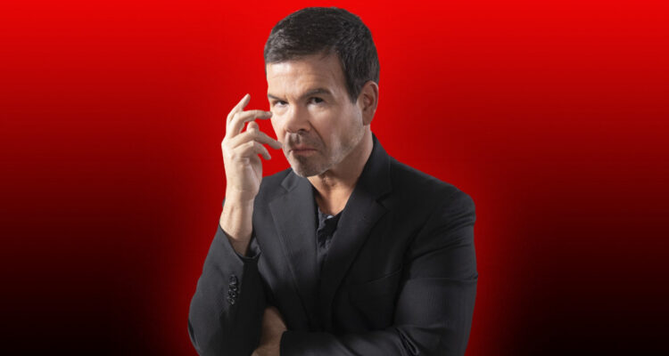 El periodista Ignacio Gutiérrez posa serio.