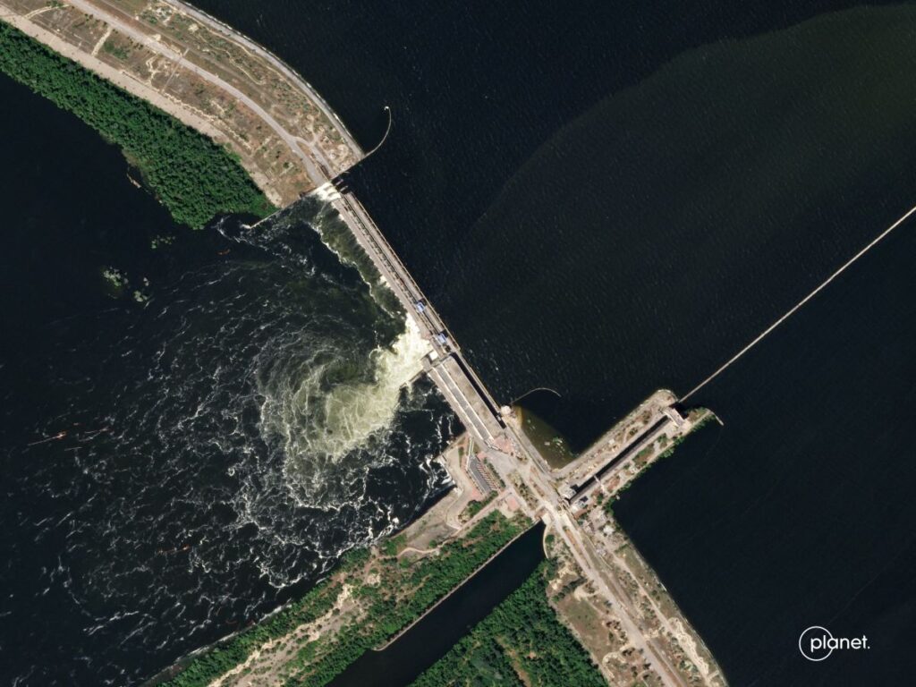El agua derramándose sobre la represa Kajovka el 6 de junio de 2023