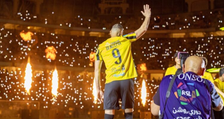 Karim Benzema durante su presentación en Al Ittihad.