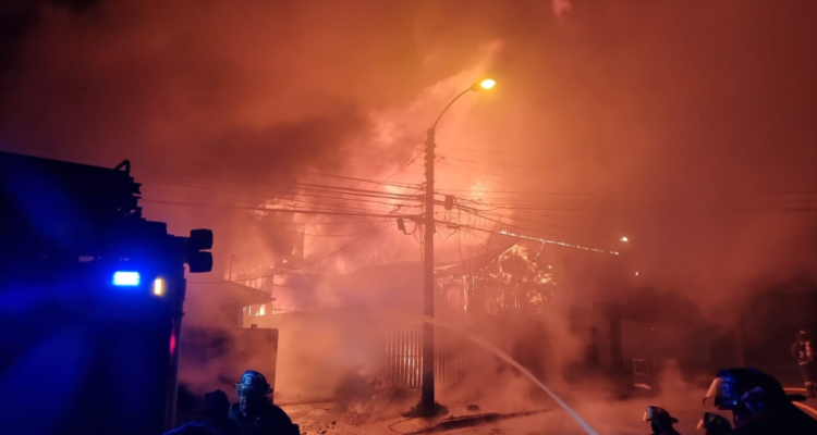 Hombre muere y su mujer queda grave durante incendio en Cañete: 4 casas destruidas y 12 damnificados