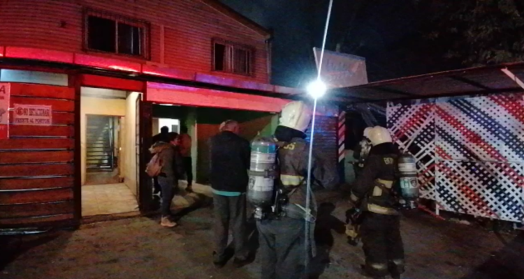 Confirman muerte de una mujer y un herido en incendio en comuna de la Pintana