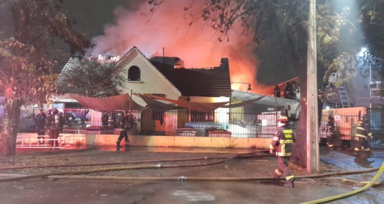 Incendio destruye empresa textil en Macul: hay seis carabineros lesionados