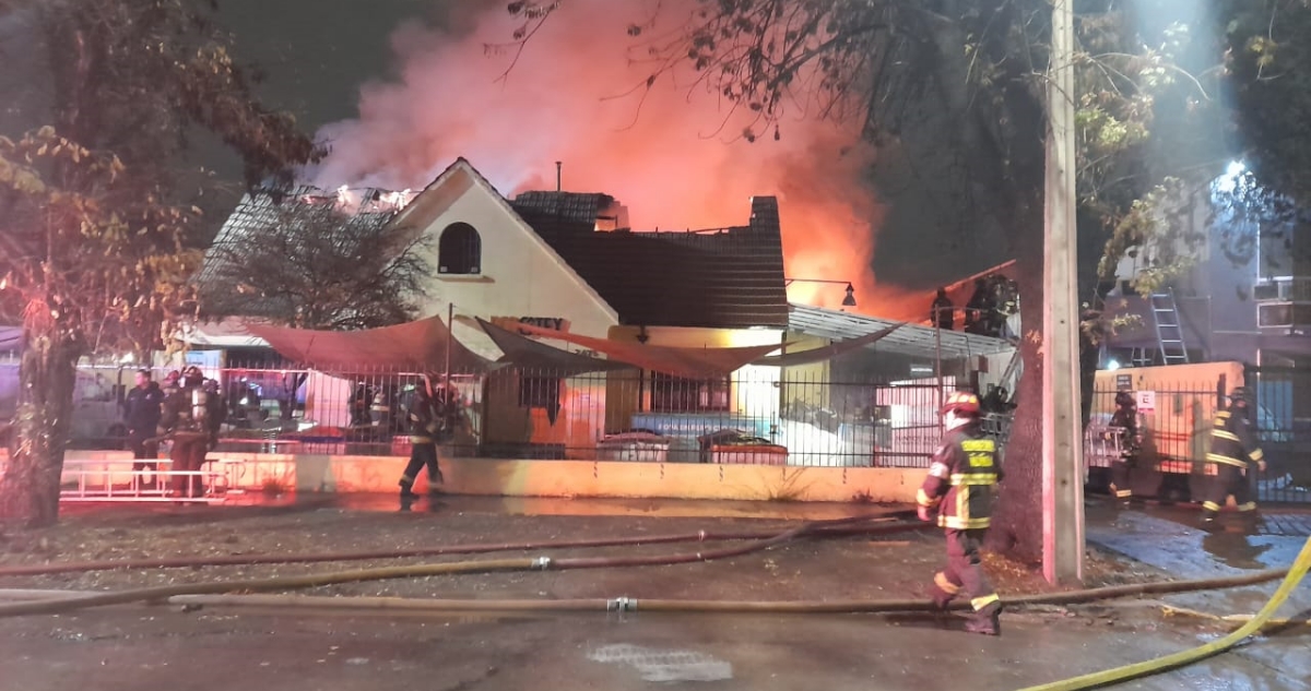 Incendio destruye empresa textil en Macul: hay seis carabineros lesionados