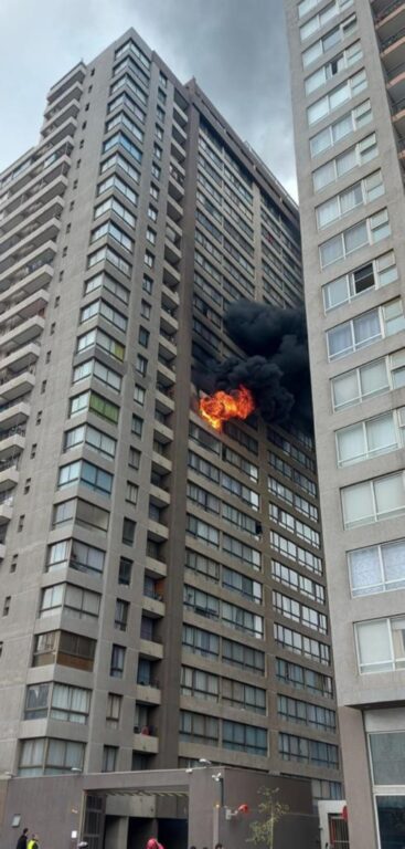 Reportan incendio en un edificio del centro de Santiago