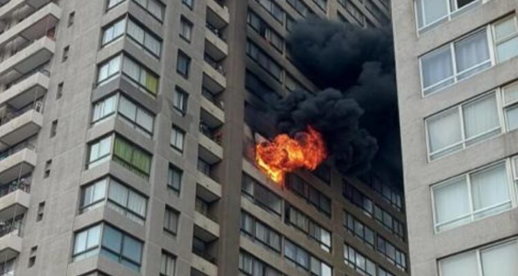 Reportan incendio en un edificio del centro de Santiago