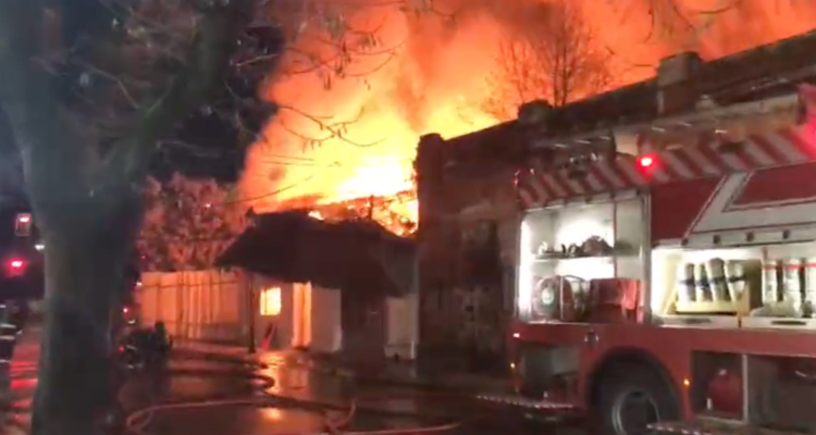 Bomberos trabaja en incendio que destruye casino de trabajadores de conocida tienda de Talca