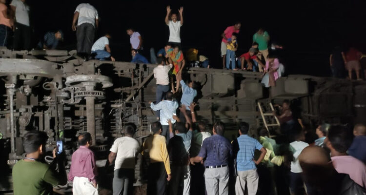 India: al menos 50 muertos y más de 300 heridos deja grave colisión entre trenes