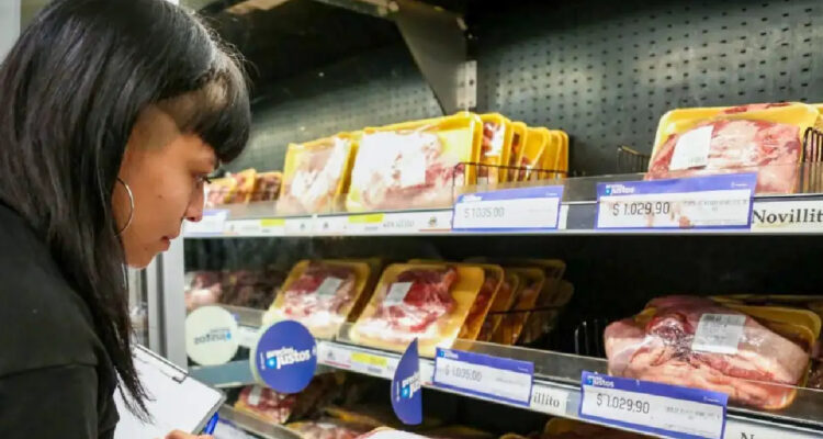 Una mujer en un supermercado argentino