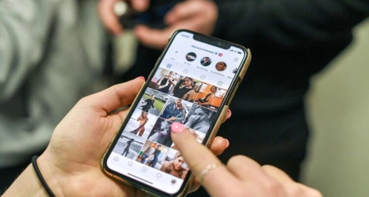 Francia adopta ley que regula influencers: hasta 2 años de cárcel y 300 mil euros a quienes incumplan