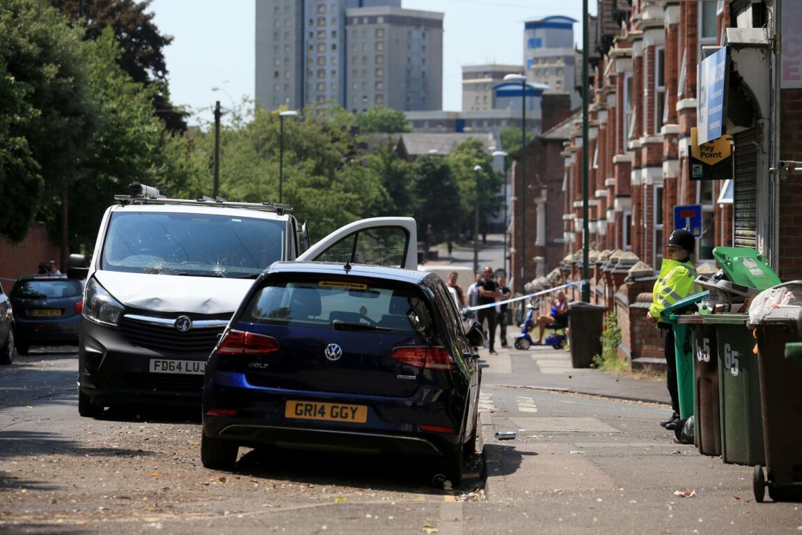 La escena en Bentinck Road en Nottingham, en donde tres personas fueron atropelladas por una camioneta