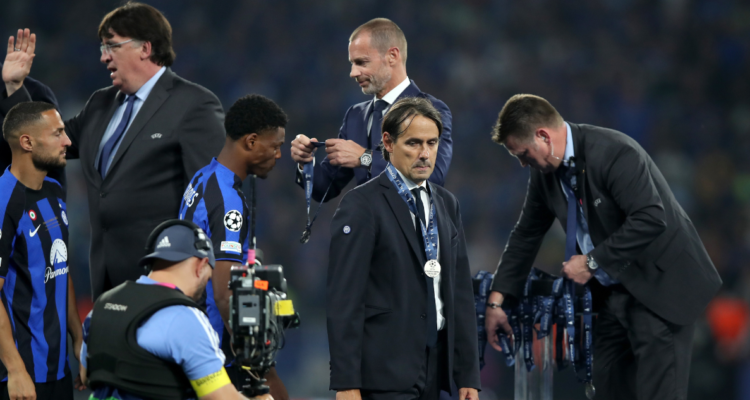 Simone Inzaghi sufre con el balón de Lukaku.