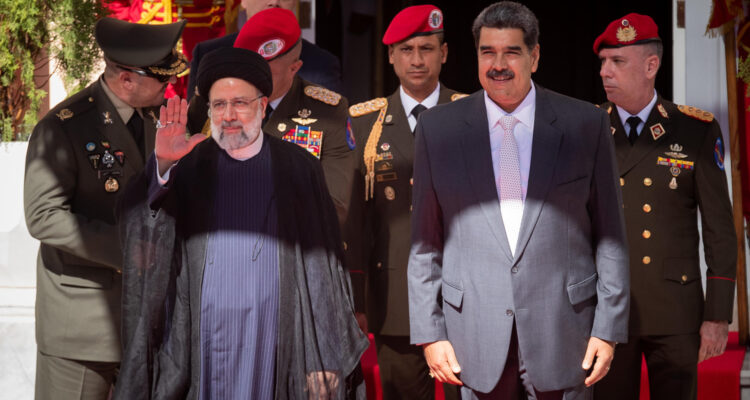 Nicolás Maduro (der.), recibe a su homólogo de Irán, Ebrahim Raisí