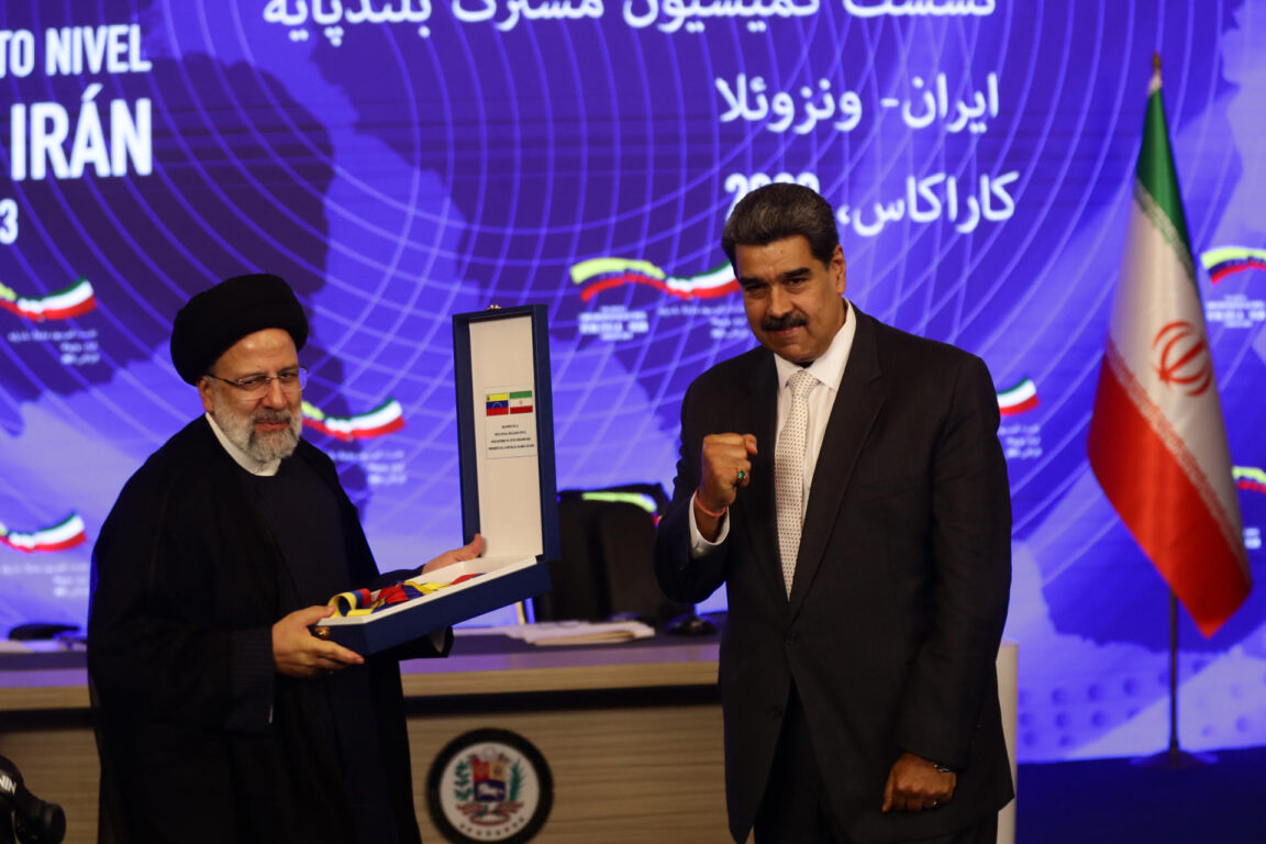 Nicolás Maduro entrega una condecoración a su homólogo de Irán, Ebrahim Raisí 